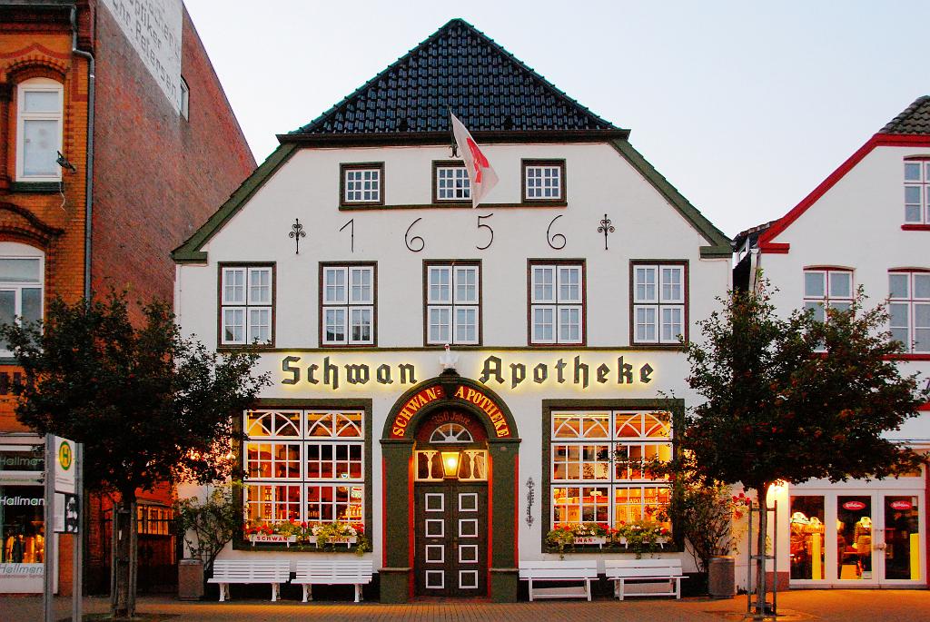 0730 DSC_5076_4_5.jpg - Husum[en], one of the older houses (a German drugstore)